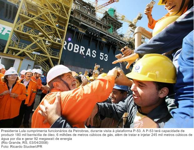 Presidente Lula cumprimenta funcionários da Petrobras, durante visita à plataforma P-53.