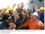 Presidente Lula cumprimenta funcionários da Petrobras, durante visita à plataforma P-53. A obra integra o Programa de Aceleração do Crescimento (PAC).