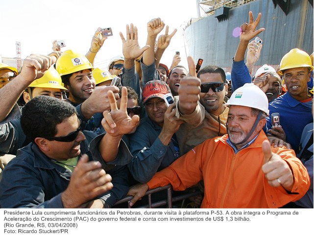 Presidente Lula cumprimenta funcionários da Petrobras, durante visita à plataforma P-53. A obra integra o Programa de Aceleração do Crescimento (PAC).