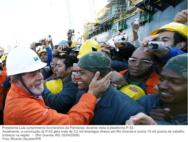 Presidente Lula cumprimenta funcionários da Petrobras, durante visita à plataforma P-53. Atualmente, a construção da P-53.