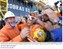 Presidente Lula cumprimenta funcionários da Petrobras, durante visita à plataforma P-53. 