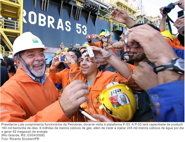 Presidente Lula cumprimenta funcionários da Petrobras, durante visita à plataforma P-53. 