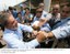Presidente Lula cumprimenta funcionários do gasoduto Cabiúnas-Vitória, durante visita às instalações da obra, no município de Serra.