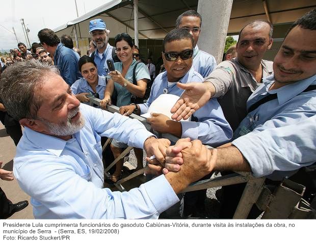 Presidente Lula cumprimenta funcionários do gasoduto Cabiúnas-Vitória, durante visita às instalações da obra, no município de Serra.