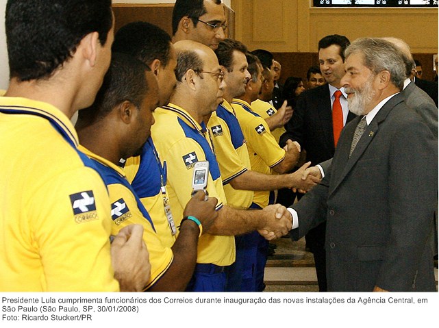 Presidente Lula cumprimenta funcionários dos Correios durante inauguração das novas instalações da Agência Central, em São Paulo.