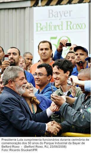 Presidente Lula cumprimenta funcionários durante cerimônia de comemoração dos 50 anos do Parque Industrial da Bayer de Belford Roxo.