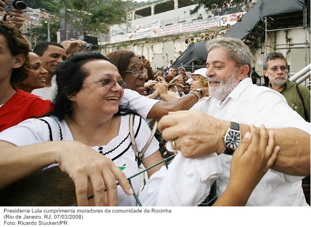 Presidente Lula cumprimenta moradores da comunidade da Rocinha.