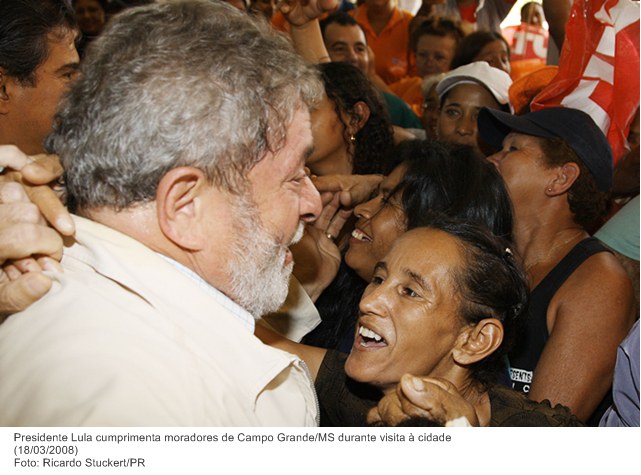Presidente Lula cumprimenta moradores de Campo Grande-MS durante visita à cidade.