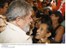 Presidente Lula cumprimenta moradores de Campo Grande-MS durante visita à cidade.