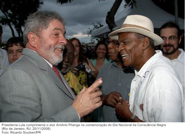 Presidente Lula cumprimenta o ator Antônio Pitanga na comemoração do Dia Nacional da Consciência Negra.