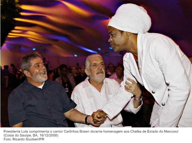 Presidente Lula cumprimenta o cantor Carlinhos Brawn durante homenagem aos Chefes de Estado do Mercosul.
