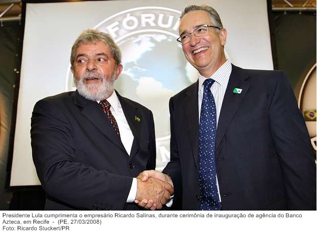 Presidente Lula cumprimenta o empresário Ricardo Salinas, durante cerimônia de inauguração de agência do Banco Azteca, em Recife.