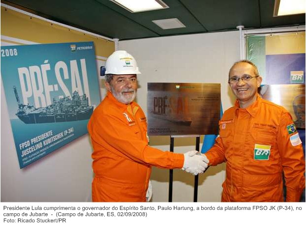 Presidente Lula cumprimenta o governador do Espírito Santo, Paulo Hartung, a bordo da plataforma FPSO JK (P-34), no campo de Jubarte.
