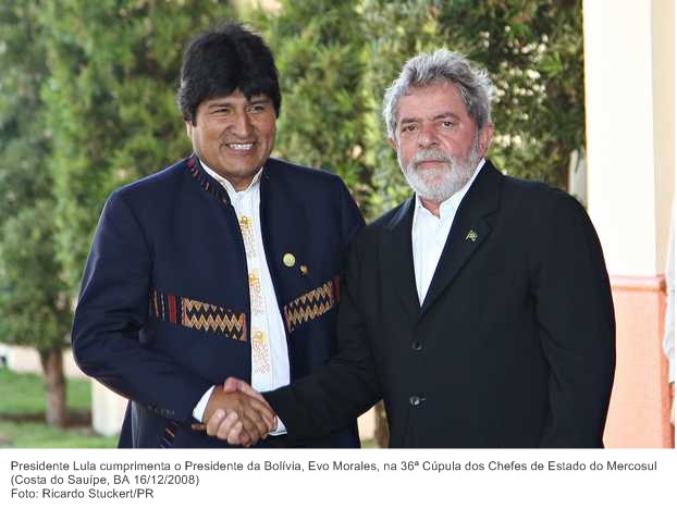 Presidente Lula cumprimenta o Presidente da Bolívia, Evo Morales, na 36ª Cúpula dos Chefes de Estado do Mercosul.