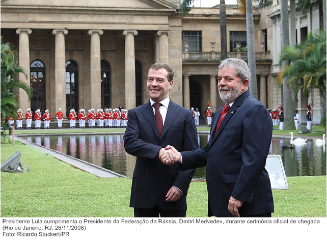 Presidente Lula cumprimenta o Presidente da Federação da Rússia, Dmitri Medvedev, durante cerimônia oficial de chegada.