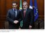 Presidente Lula cumprimenta o Presidente da França, Nicolas Sarkozy, durante cerimônia de assinatura de atos e declaração à imprensa.