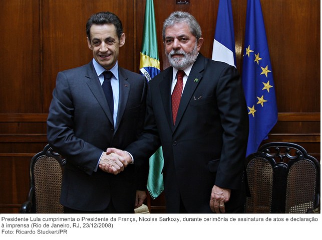 Presidente Lula cumprimenta o Presidente da França, Nicolas Sarkozy, durante cerimônia de assinatura de atos e declaração à imprensa.