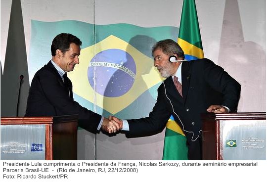 Presidente Lula cumprimenta o Presidente da França, Nicolas Sarkozy, durante seminário empresarial Parceria Brasil-UE.