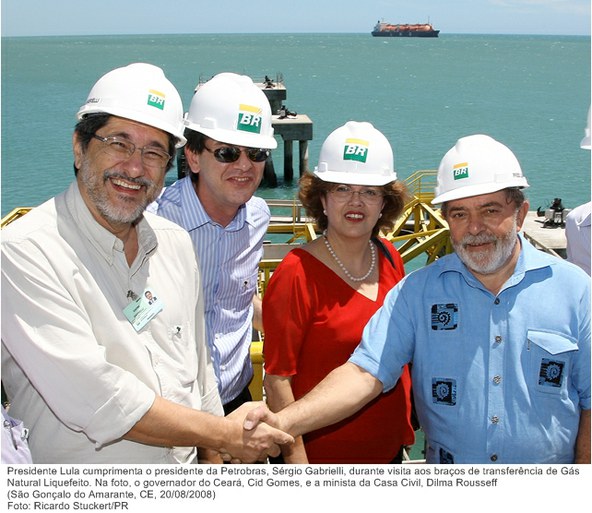 Presidente Lula cumprimenta o presidente da Petrobras, Sérgio Gabrielli, durante visita aos braços de transferência de Gás Natural Liquefeito.