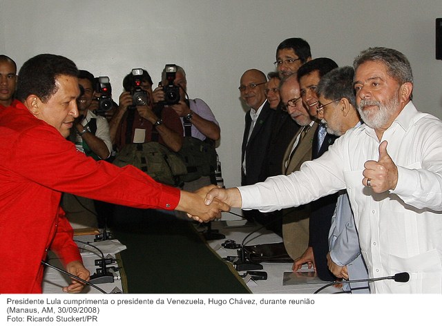 Presidente Lula cumprimenta o presidente da Venezuela, Hugo Chávez, durante reunião.