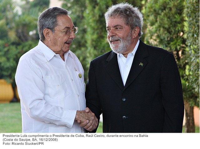 Presidente Lula cumprimenta o Presidente de Cuba, Raúl Castro, durante encontro na Bahia.