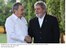 Presidente Lula cumprimenta o Presidente de Cuba, Raúl Castro, durante encontro na Bahia.