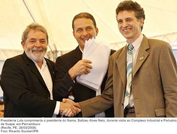 Presidente Lula cumprimenta o presidente do Ibama, Balizeu Alves Neto, durante visita ao Complexo Industrial e Portuário de Suape, em Pernambuco.