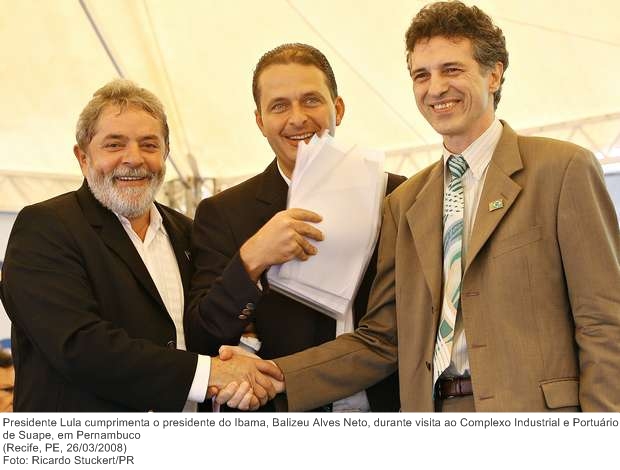 Presidente Lula cumprimenta o presidente do Ibama, Balizeu Alves Neto, durante visita ao Complexo Industrial e Portuário de Suape, em Pernambuco.
