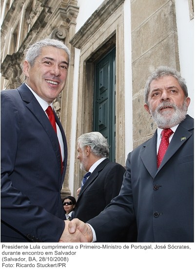 Presidente Lula cumprimenta o Primeiro-Ministro de Portugal, José Sócrates, durante encontro em Salvador.