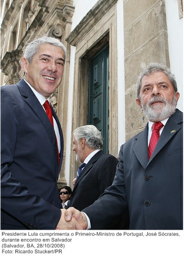 Presidente Lula cumprimenta o Primeiro-Ministro de Portugal, José Sócrates, durante encontro em Salvador.