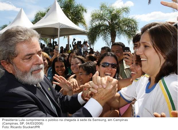 Presidente Lula cumprimenta o público na chegada à sede da Samsung, em Campinas.
