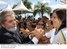 Presidente Lula cumprimenta o público na chegada à sede da Samsung, em Campinas.