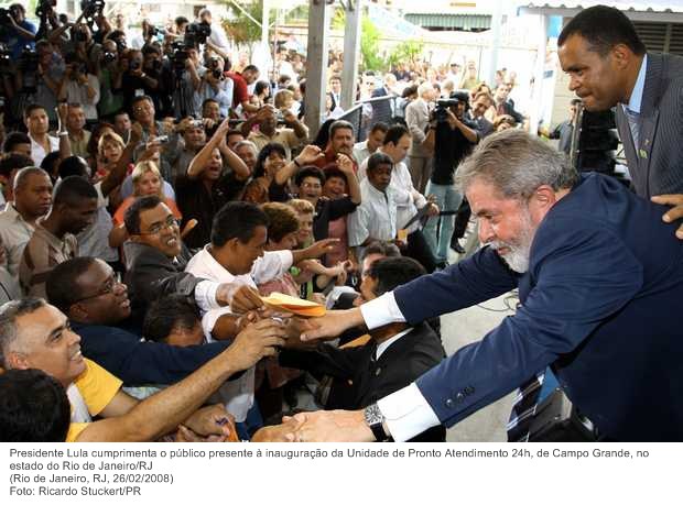 Presidente Lula cumprimenta o público presente à inauguração da Unidade de Pronto Atendimento 24h, de Campo Grande, no estado do Rio de Janeiro-RJ.