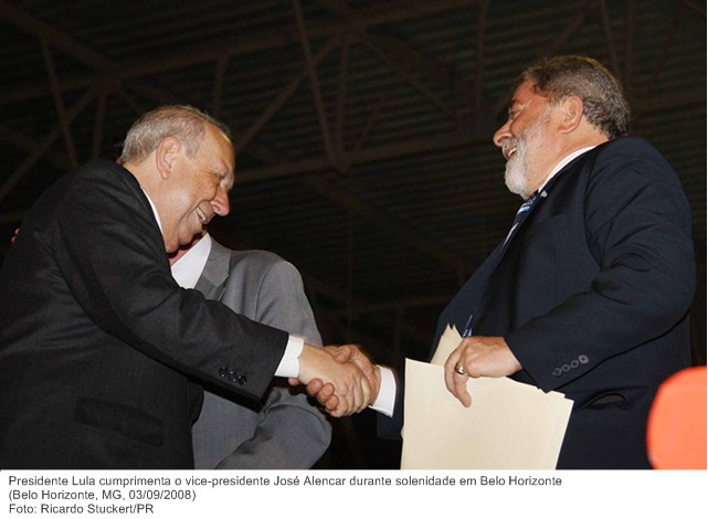 Presidente Lula cumprimenta o vice-presidente José Alencar durante solenidade em Belo Horizonte.