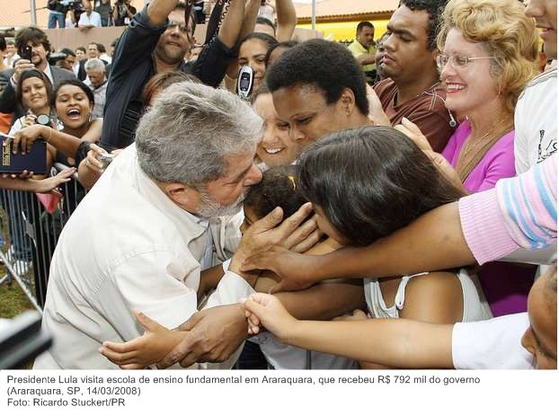 Presidente Lula cumprimenta população, durante visita à Araraquara para dar início a obras do PAC.