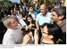 Presidente Lula cumprimenta populares ao chegar para receber vacina contra a gripe.