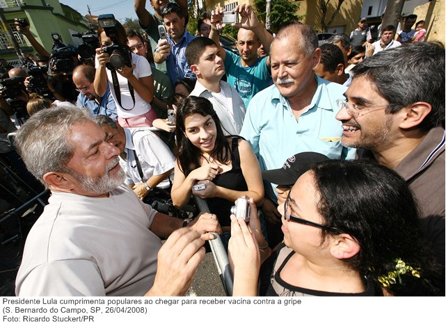 Presidente Lula cumprimenta populares ao chegar para receber vacina contra a gripe.