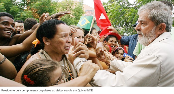 Presidente Lula cumprimenta populares ao visitar escola em Quixadá-CE.