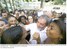 Presidente Lula cumprimenta populares durante cerimônia de assinatura de ordem de início das obras do PAC na comunidade de Manguinhos.