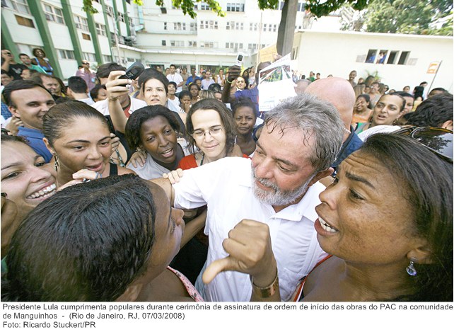 Presidente Lula cumprimenta populares durante cerimônia de assinatura de ordem de início das obras do PAC na comunidade de Manguinhos.