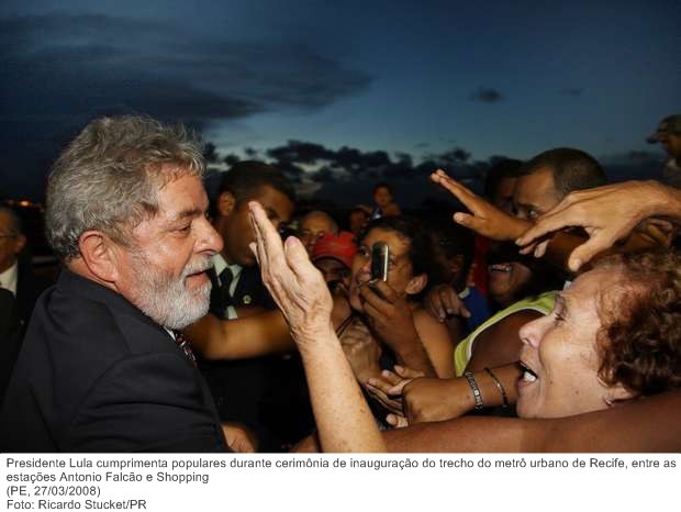 Presidente Lula cumprimenta populares durante cerimônia de inauguração do trecho do metrô urbano de Recife, entre as estações Antonio Falcão e Shopping.