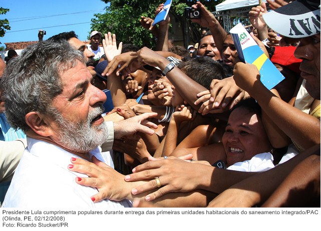 Presidente Lula cumprimenta populares durante entrega das primeiras unidades habitacionais do saneamento integrado-PAC.