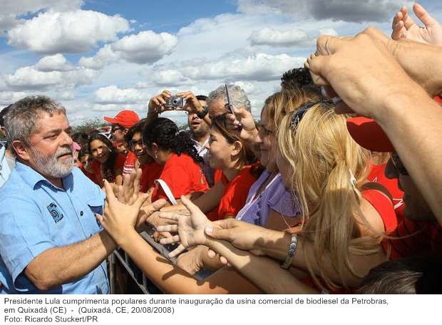Presidente Lula cumprimenta populares durante inauguração da usina comercial de biodiesel da Petrobras, em Quixadá (CE).