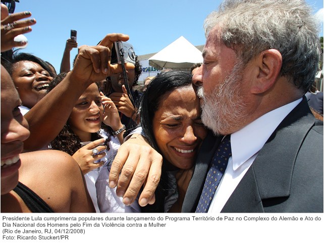 Presidente Lula cumprimenta populares durante lançamento do Programa Território de Paz no Complexo do Alemão e Ato do Dia Nacional dos Homens pelo Fim da Violência contra a Mulher.
