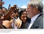 Presidente Lula cumprimenta populares durante lançamento do Programa Território de Paz no Complexo do Alemão e Ato do Dia Nacional dos Homens pelo Fim da Violência contra a Mulher.
