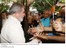 Presidente Lula cumprimenta populares durante visita a Campo Grande-MS.