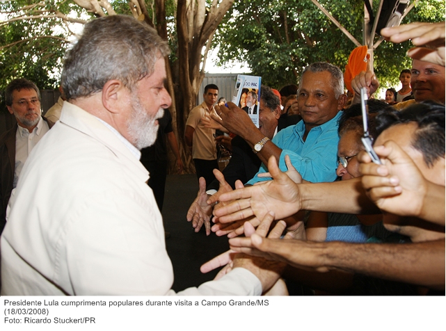 Presidente Lula cumprimenta populares durante visita a Campo Grande-MS.