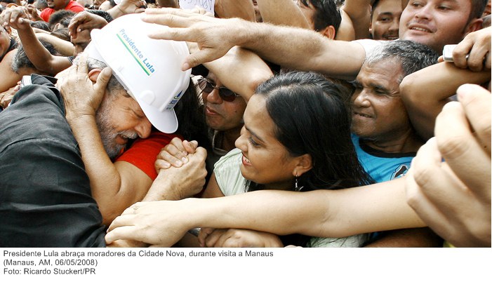 Presidente Lula cumprimenta populares durante visita à Cidade Nova, em Manaus (2).
