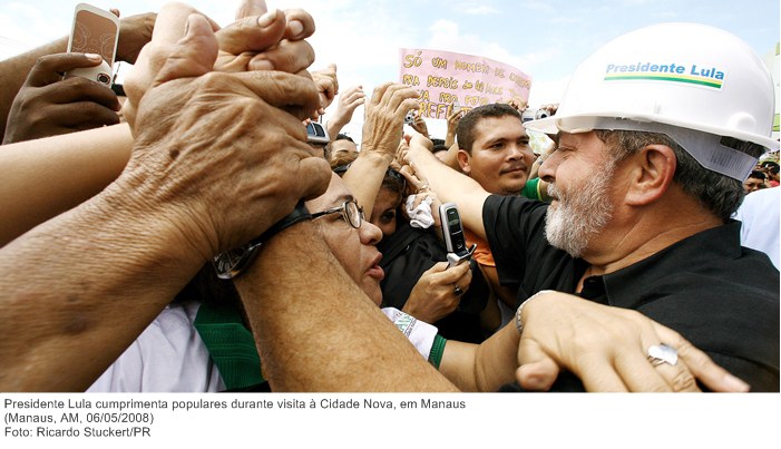 Presidente Lula cumprimenta populares durante visita à Cidade Nova, em Manaus.