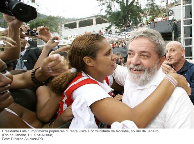 Presidente Lula cumprimenta populares durante visita à comunidade da Rocinha, no Rio de Janeiro.